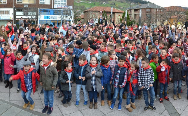 Más de 1.200 niños de Los Corrales de Buelna se unen para cantar las marzas