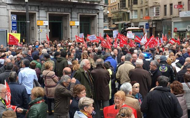 Un millar de pensionistas cántabros sale a la calle para protestar por la subida del 0,25%