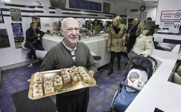 El rey del canapé cuelga el mandil