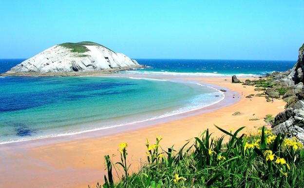 320.000 euros para limpiar las 18 playas rurales de Cantabria