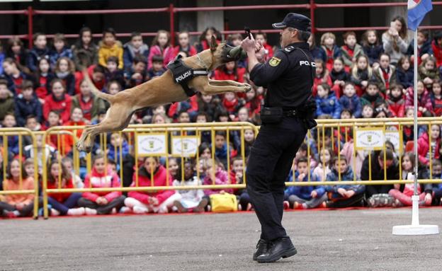 Un millar de niños 'alucinan' en Torrelavega con la Policía
