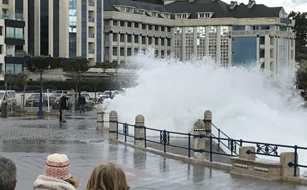 El mar salta al paseo en la Segunda de El Sardinero