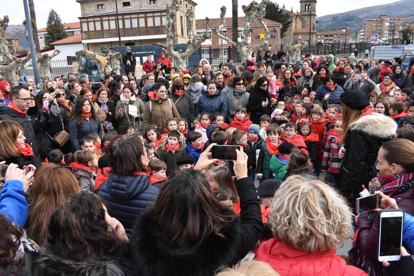 Más de un millar de niños cantan las marzas en Los Corrales