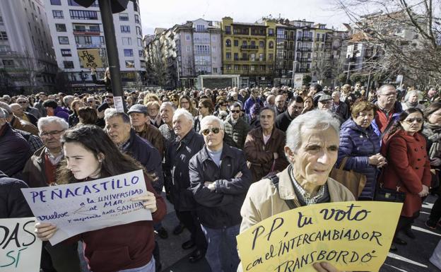 Cientos de vecinos se concentran en Santander para protestar por el MetroTUS