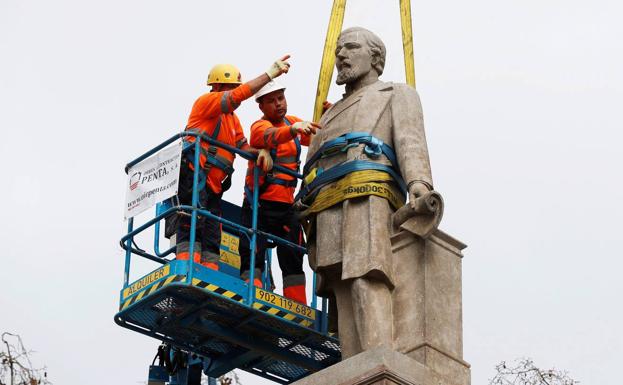 Revilla pide a Colau que ceda a Cantabria el monumento del marqués de Comillas