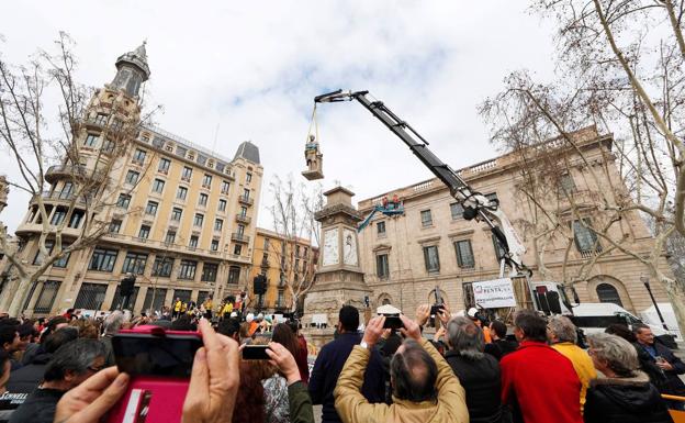 El Ayuntamiento de Barcelona retira la estatua del marqués de Comillas