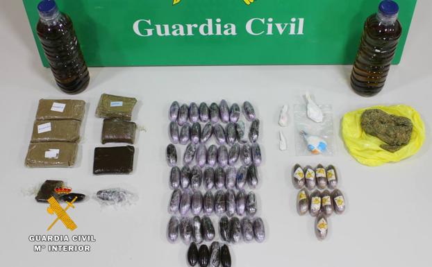 Un perro de la Guardia Civil descubre una caja llena de droga dentro de una furgoneta en Escalante