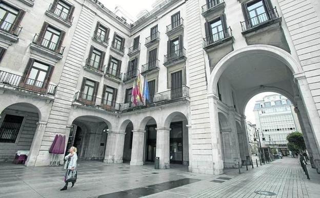 La Cámara obtiene un crédito por 900.000 euros y no venderá su sede de La Porticada