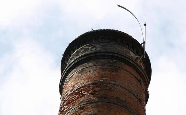 El deterioro de la chimenea de La Lechera amenaza con nuevos desprendimientos