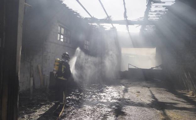 Un incendio calcina parte de una ganadería de Vioño
