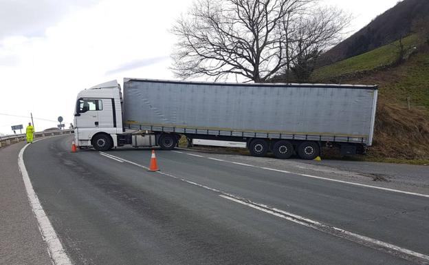 Un camión croata sin asistencia en carretera corta un carril de El Escudo a la espera de su embajada