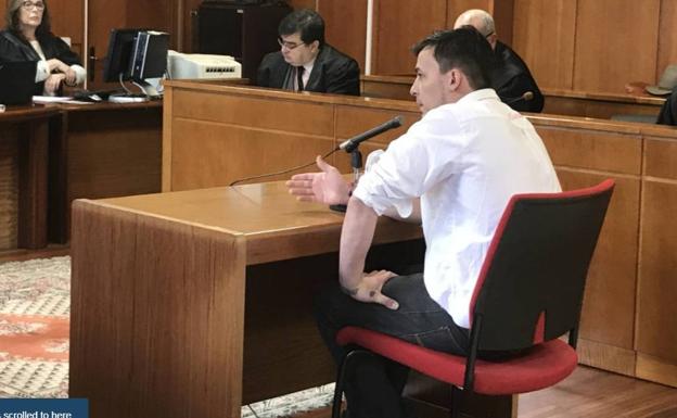 El acusado de la muerte del tendero chino agrede al director de El Dueso