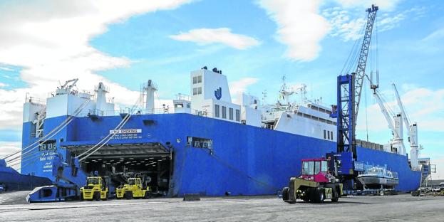 Un barco saudí carga armas en el puerto con destino «a la guerra de Yemen»