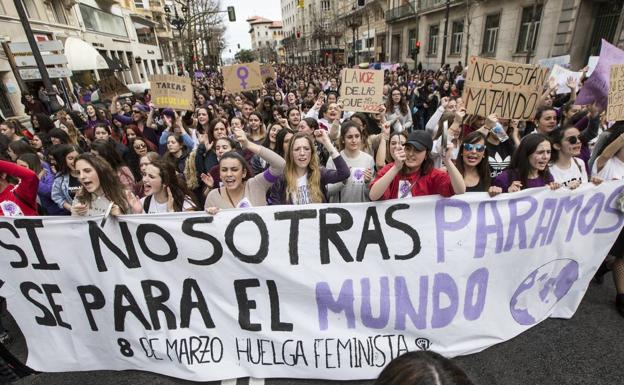 Las mujeres salen a las calles de Cantabria a reivindicar la igualdad