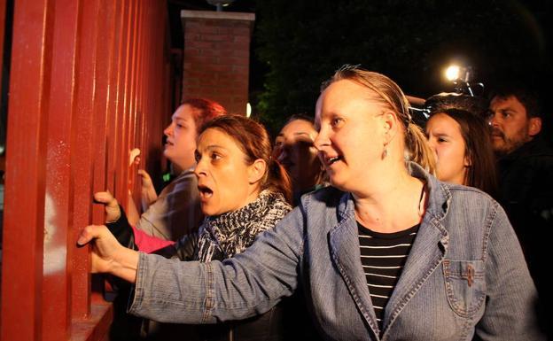 Cientos de personas se agolpan en el cuartel de la Guardia Civil para clamar venganza