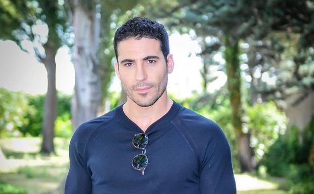 Miguel Ángel Silvestre presume de cuerpo escalando