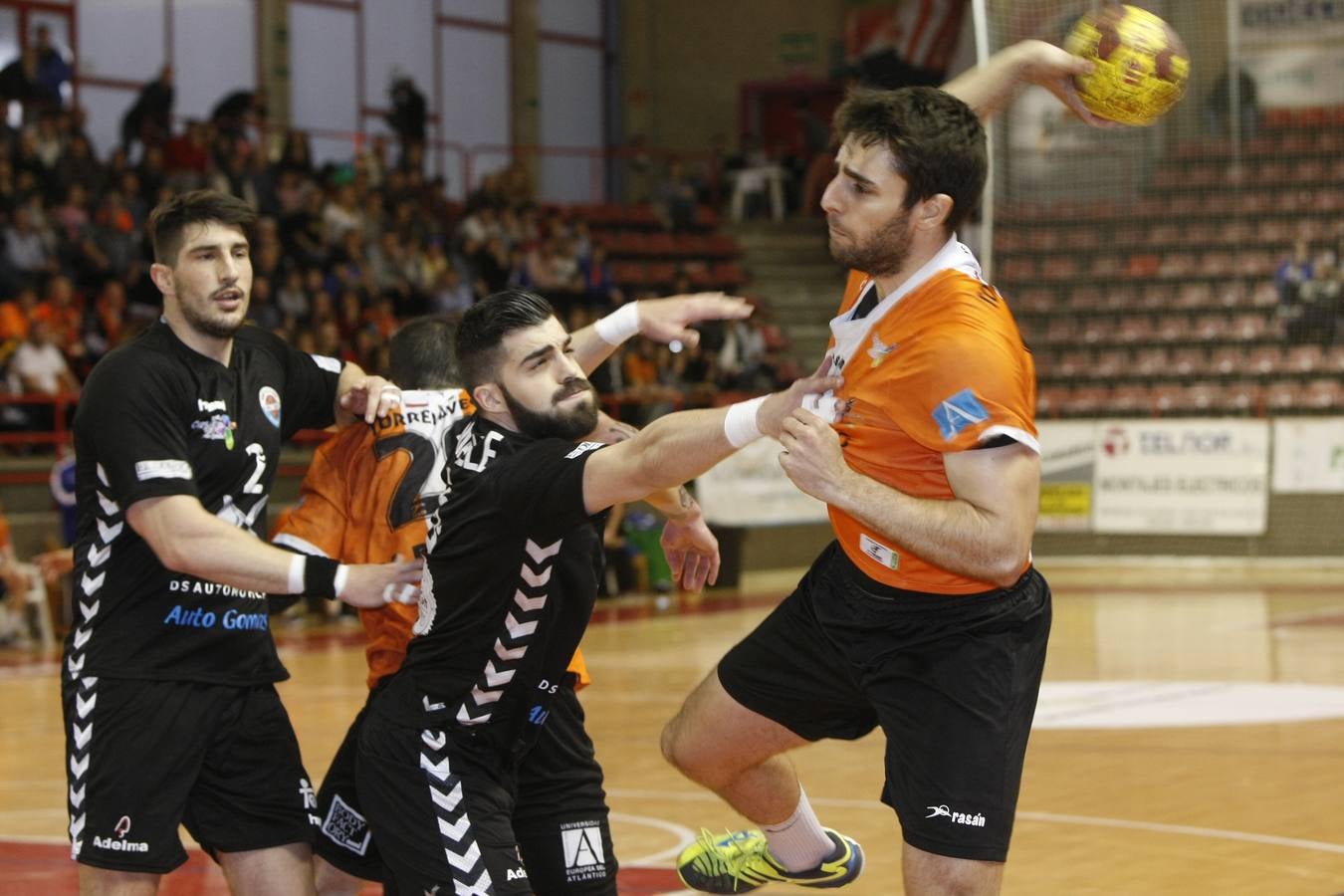 Tablas entre el Torrelavega y el Auto Gomas (26-26) en el derbi del balonmano cántabro