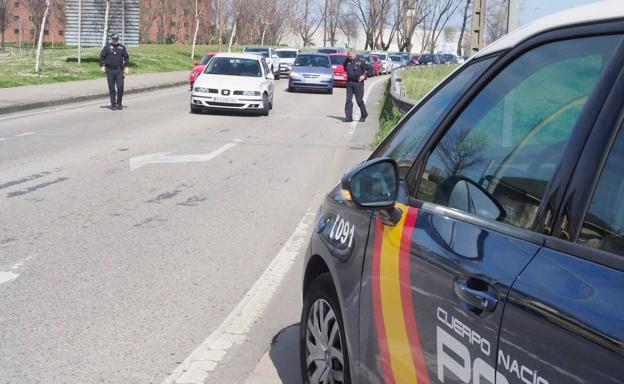 Huye de la Policía, choca con cuatro coches y se esconde en el baño de una gasolinera