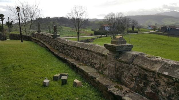 Aparecen destruidas cuatro cruces del siglo XVI de la iglesia de Penagos