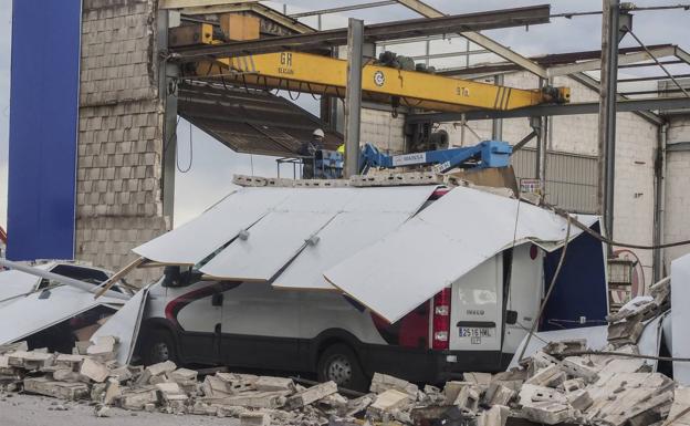El viento tumba una nave en Raos y provoca 39 incidencias en Cantabria