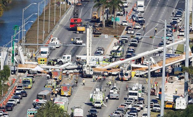 Mueren cuatro personas en Miami al hundirse un puente para peatones sobre una carretera