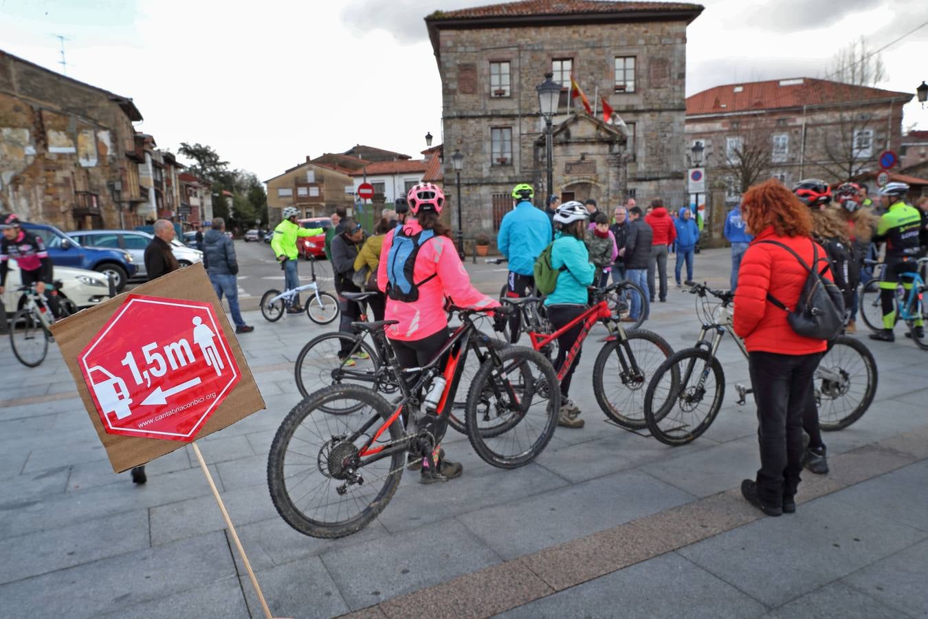 Concentración en defensa de los ciclistas celebrada en Cabezón de la Sal