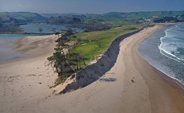 El mar se ‘traga’ la duna de Oyambre