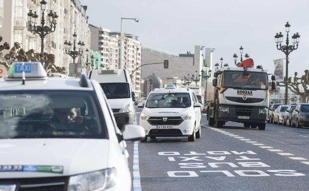 Los taxistas del Arco de la Bahía también quieren poder circular por el MetroTUS