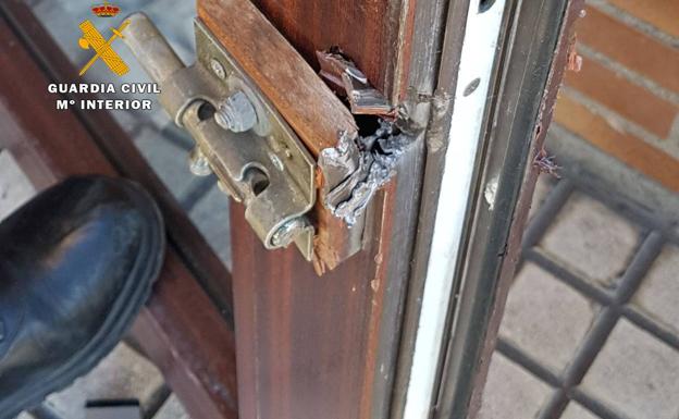 Atrapan a dos ladrones agazapados bajo plumeros tras intentar robar en dos bares de Guarnizo y Villaescusa