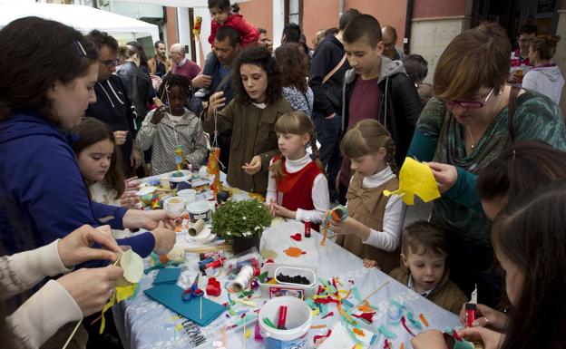 Arranca la Fiesta de la Primavera de la calle del Sol, dedicada este año al «icónico» 1968