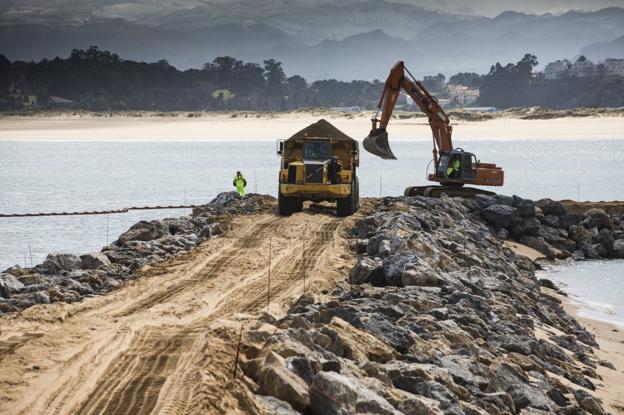 El bipartito reprocha al Ayuntamiento que conocía el impacto paisajístico de los diques