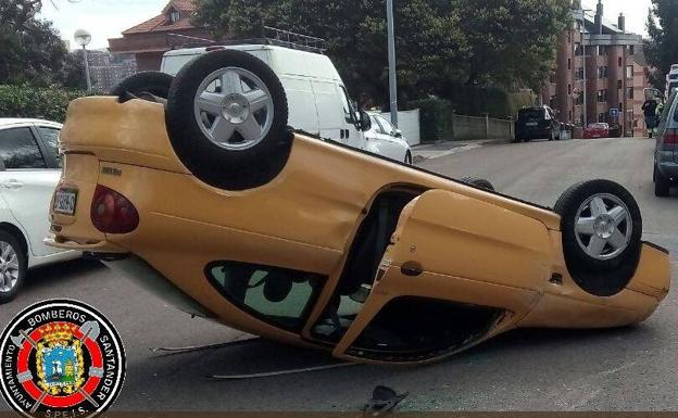 Vuelca un coche con dos estudiantes que se dirigían a un examen