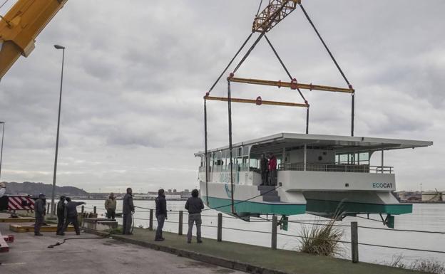 Botado en Santander el primer catamarán de Europa que navega con energía solar