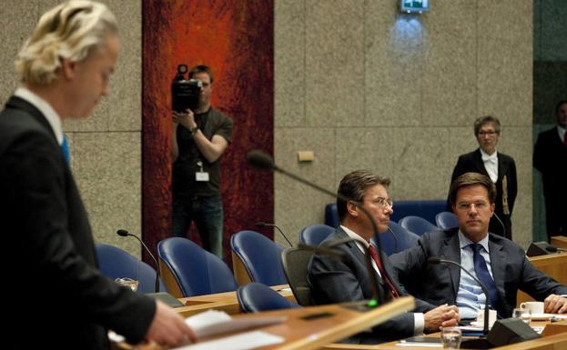 Un hombre intenta ahorcarse saltando desde la tribuna del Parlamento holandés