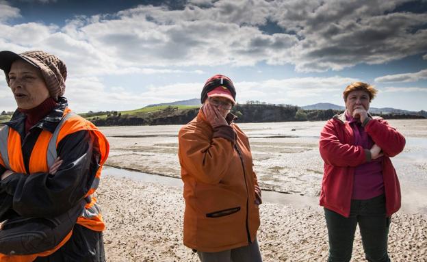 Los mariscadores se plantan y las almejas peligran