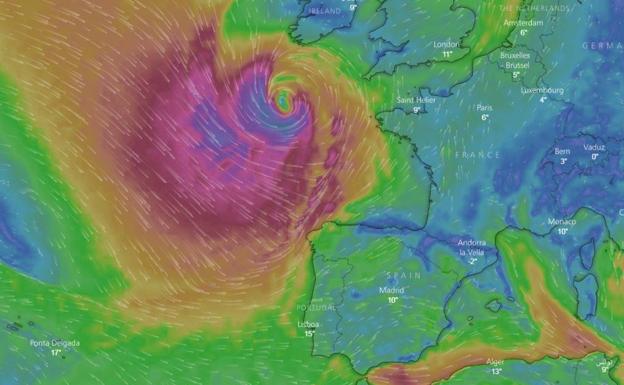 Olas gigantes y viento huracanado: la ciclogénesis explosiva 'Hugo' pone en alerta roja la costa cántabra