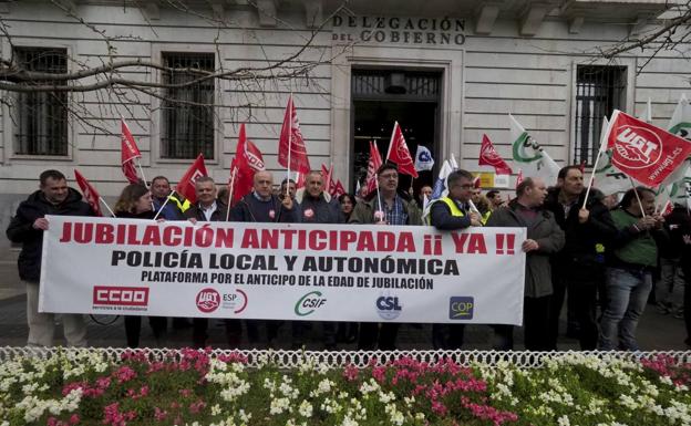 Doscientos policías locales protestan para poder jubilarse a los 60 años