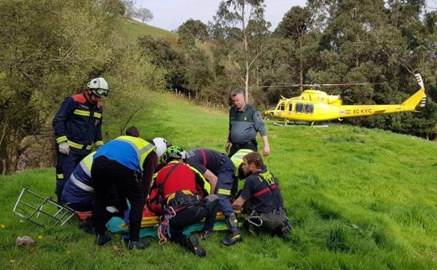 Evacuado en helicóptero un hombre que volcó con el tractor que conducía en Secadura