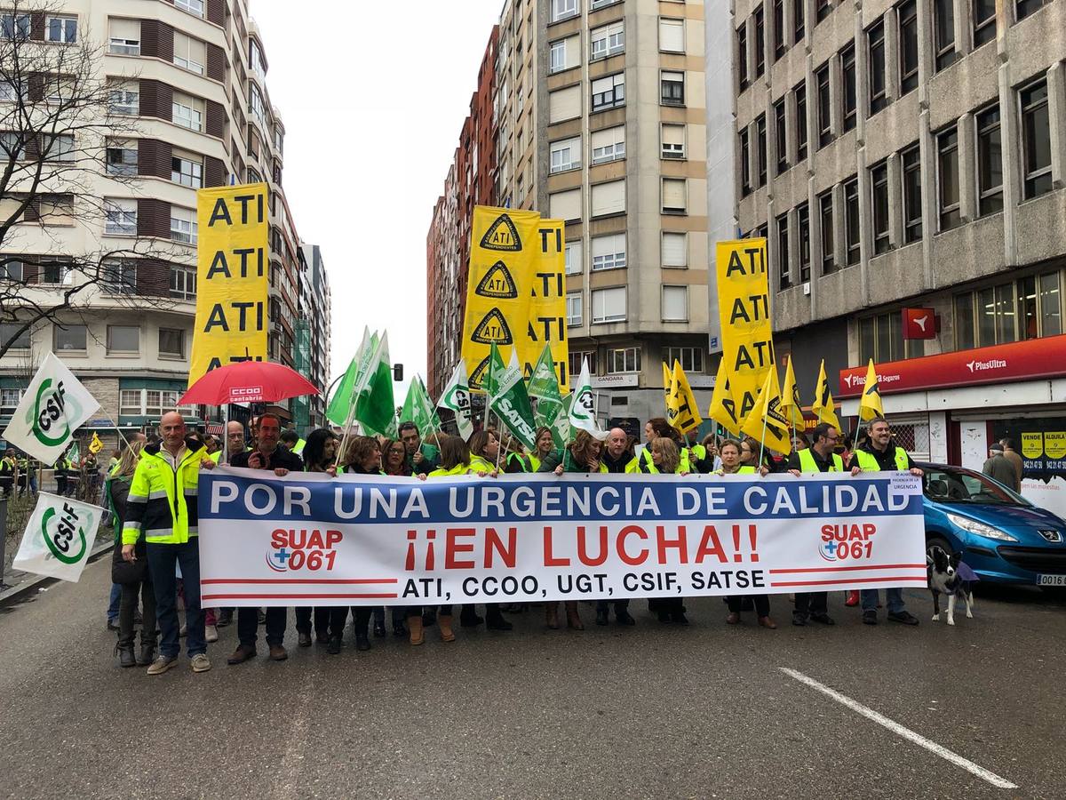 Manifestación en Santander de trabajadores del Servicio de Urgencias de Atención Primaria y del 061