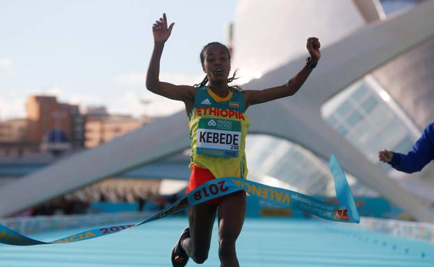 La etíope Kebede se proclama campeona con récord del mundo