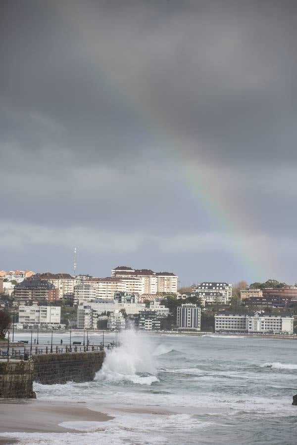 El Sardinero se blinda ante la alerta roja por grandes olas y vientos fuertes