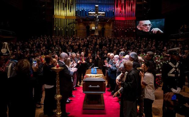 'El maestro' Abreu, que hizo de la música un arma cargada de futuro, muere a los 79 años