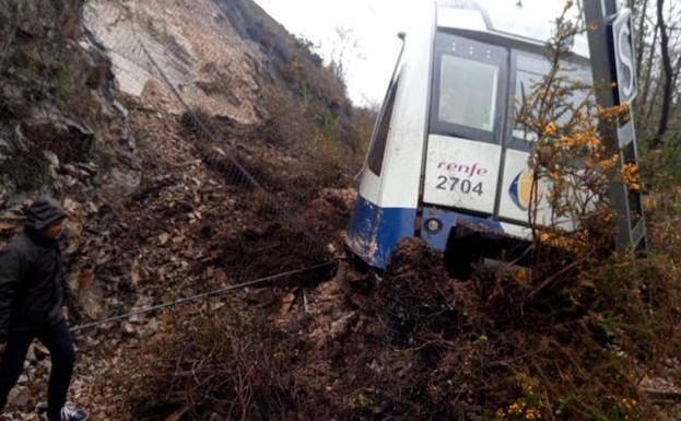 Descarrila cerca de Arriondas el tren entre Santander y Oviedo