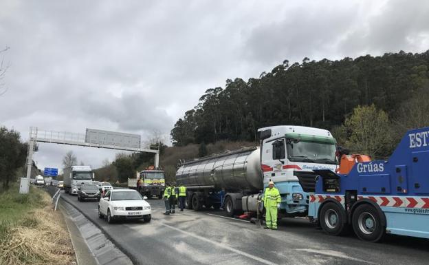 Un camión cisterna queda cruzado en la autovía A-8 a la altura de Solares