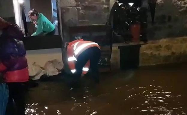 El paso de la borrasca por Cantabria deja pequeños argayos e inundaciones