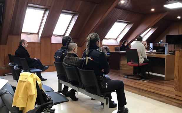 Los dos acusados de dejar tuerto a un hombre en Castro lo niegan, pero se contradicen en sus versiones