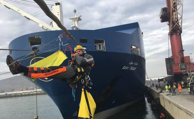 Más de 18.000 firmas contra el atraque en Santander de un barco saudí con armas para Yemen