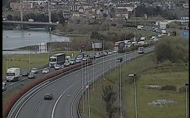 Un motorista de 28 años, herido en un accidente de tráfico en la A-8 en Colindres