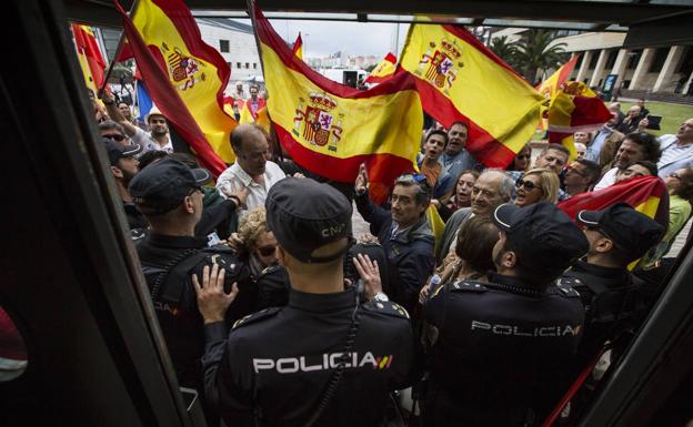 Delegación del Gobierno multa a cinco impulsores de las protestas en el acto de Pablo Iglesias en Santander