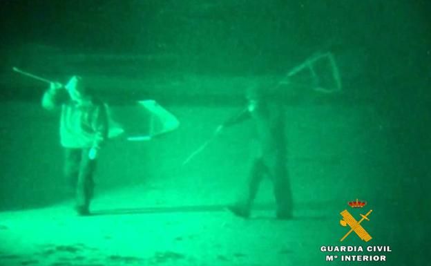 La Guardia Civil detiene a 22 pescadores furtivos de angulas en Cantabria